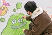 「みんなでけしケシ！『巨大消しゴムはんこアート大作戦』」の様子。