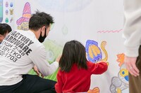 「みんなでけしケシ！『巨大消しゴムはんこアート大作戦』」の様子。