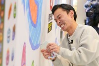 「みんなでけしケシ！『巨大消しゴムはんこアート大作戦』」の様子。