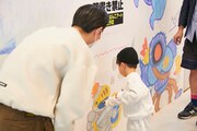 「みんなでけしケシ！『巨大消しゴムはんこアート大作戦』」の様子。