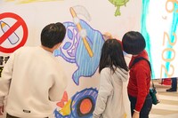 「みんなでけしケシ！『巨大消しゴムはんこアート大作戦』」の様子。