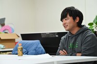 ジョージアのCM「あたためられた芸人」編のスピンオフ動画より。