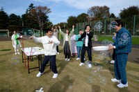 きれいなシャボン玉を作る常識チェックに臨む一同。(c)ABCテレビ