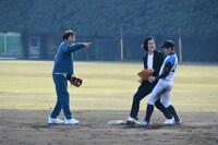 野球場で守備につく（左から）千原ジュニア、霜降り明星・粗品。(c)ABCテレビ