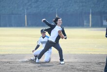 霜降り明星・粗品による守備の様子。(c)ABCテレビ