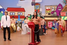 体脂肪率を測定するロバート秋山（中央）。(c)関西テレビ