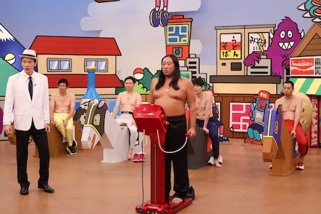 体脂肪率を測定するロバート秋山(中央)。(c)関西テレビ