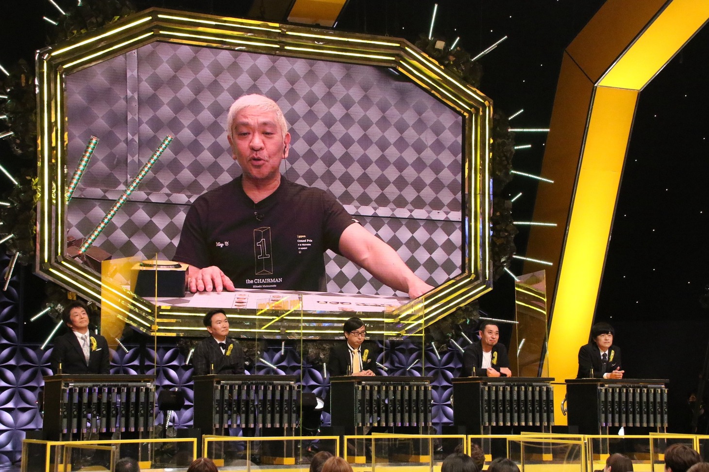 松本人志とAブロックの出場者たち。(c)フジテレビ