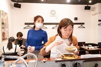 「黙食女子」第1話より。