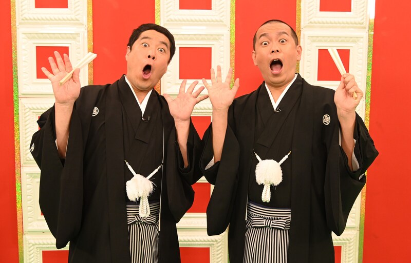 「日本で一番早いお笑いバトル!フットンダ王決定戦2022」MCのタカアンドトシ。(c)中京テレビ