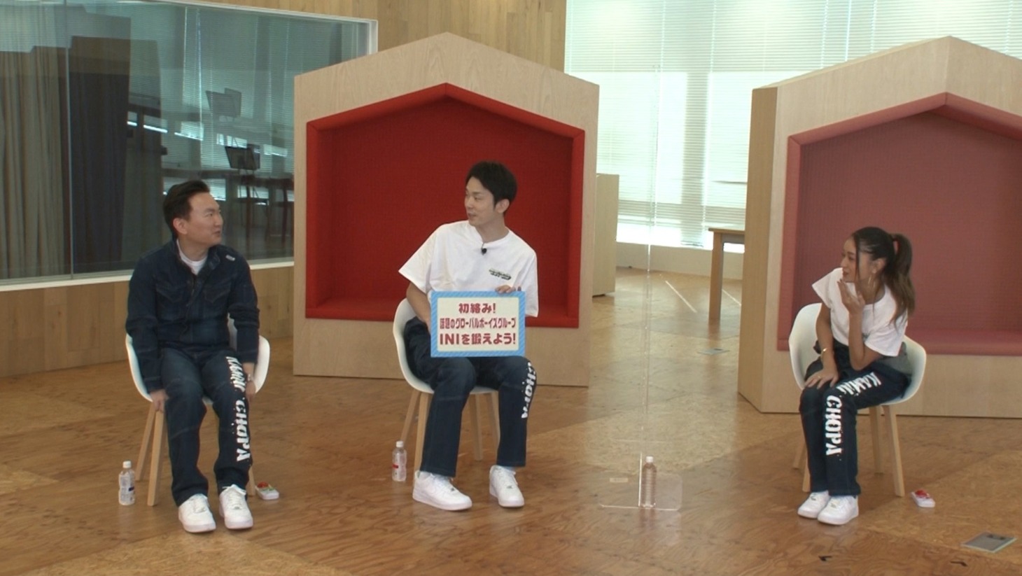 左からかまいたち、池田美優。