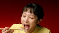 新CM「ドンドン食べちゃうキムチはこくうま」編より。