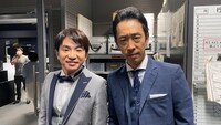 「ムショぼけ」に出演するよゐこ濱口（左）と主演・北村有起哉（右）。