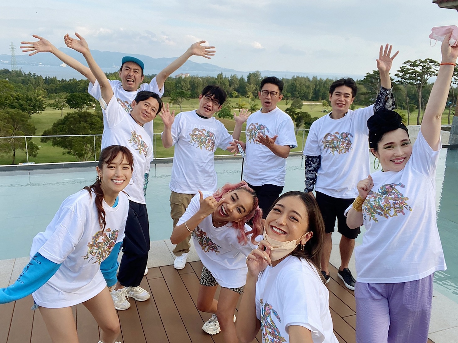 「有吉の冬休み2022 密着77時間in沖縄」の出演者たち。(c)フジテレビ