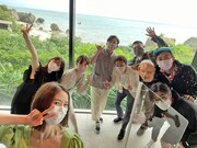 （左から）朝日奈央、峯岸みなみ、小嶋陽菜、有吉弘行、狩野英孝、アンタッチャブル山崎、アンガールズ田中、平成ノブシコブシ吉村。(c)フジテレビ