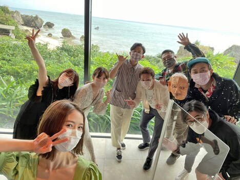 （左から）朝日奈央、峯岸みなみ、小嶋陽菜、有吉弘行、狩野英孝、アンタッチャブル山崎、アンガールズ田中、平成ノブシコブシ吉村。(c)フジテレビ