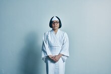 死装束姿の松原タニシ。