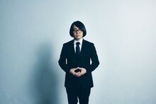 喪服の松原タニシ。