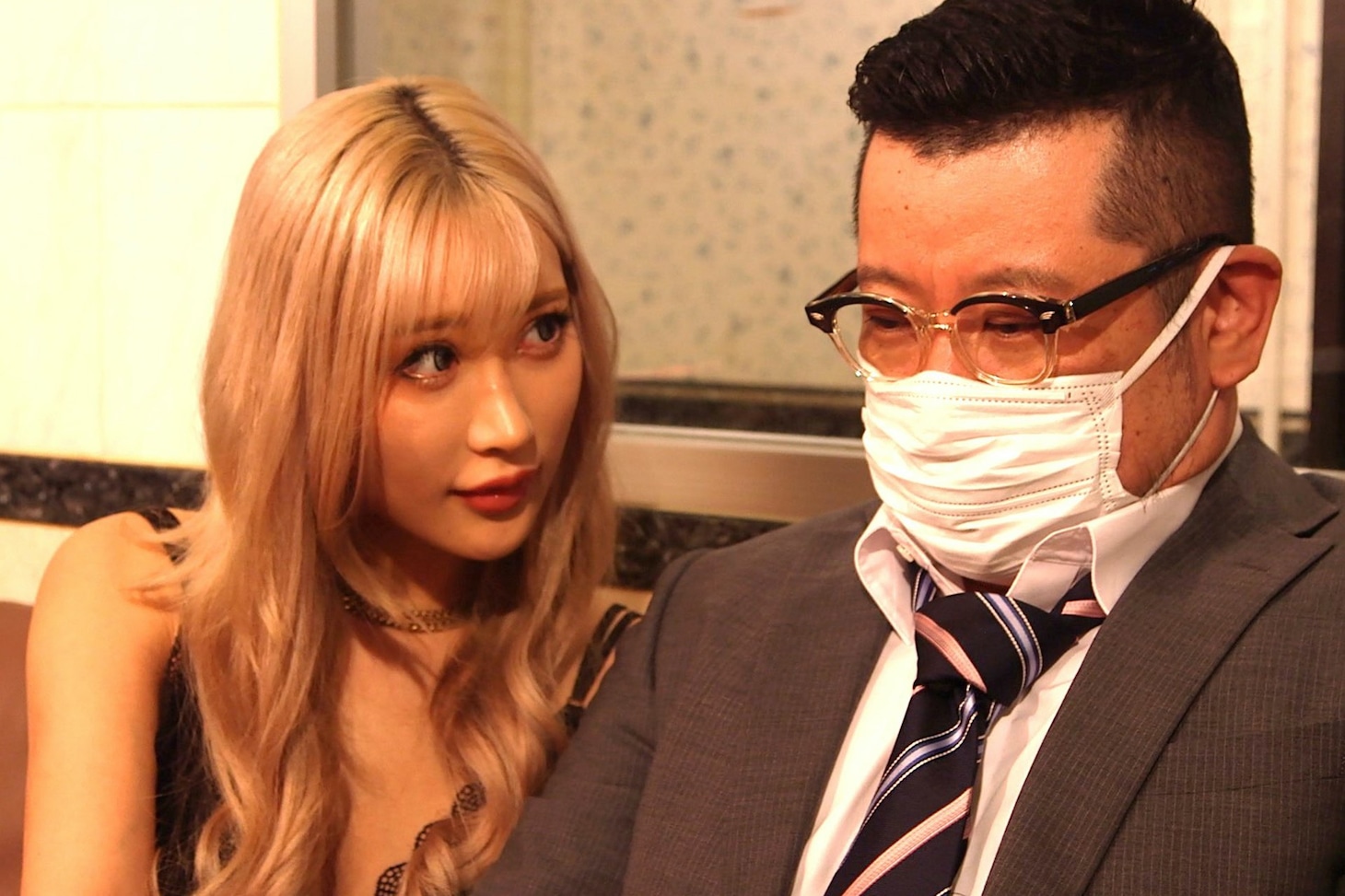 左からAIKA、ケンドーコバヤシ。