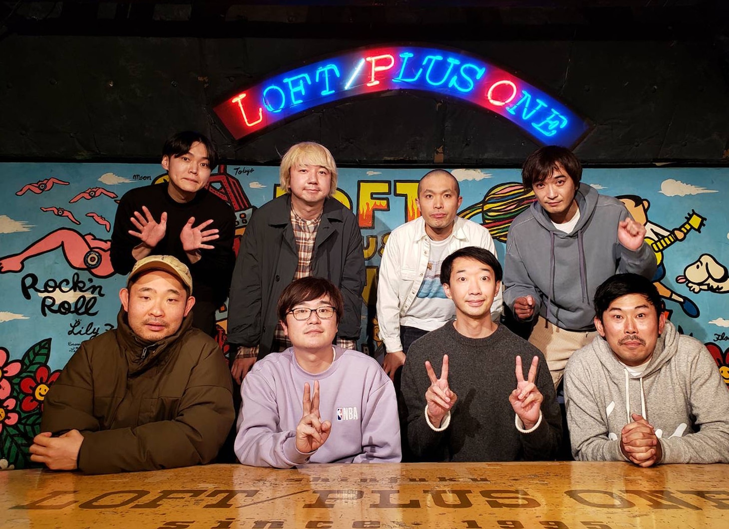 ラバーガール（前列中央2人）と、今野浩喜（前列左）、岡野陽一（前列右）。後列左からお題を読み上げた鈴木コウジロウ、三四郎・相田、ラブレターズ塚本、ザ・ギース高佐。