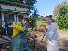 「天才てれびくんhello,」のドラマパート撮影に参加したランジャタイ国崎（左）。