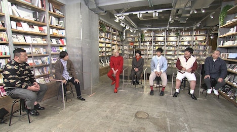 「本屋で読書芸人」のワンシーン。(c)テレビ朝日