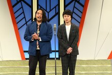 ネタを披露する見取り図。