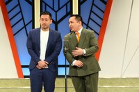 ネタを披露するミルクボーイ。