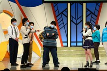 空気階段・鈴木もぐらのズボンがずり落ちたのを隠す水川かたまり。