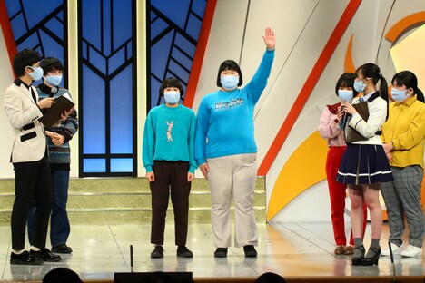 自己紹介ソングを披露するヨネダ2000。