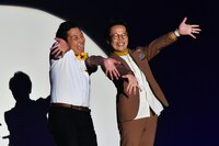 会見に登場するインディアンス。