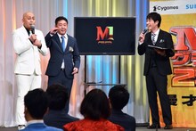 錦鯉と会見MCの麒麟・川島。