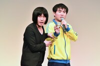 エントリーナンバーの記載されたシールを突然充電するランジャタイ国崎（右）と相方・伊藤（左）。