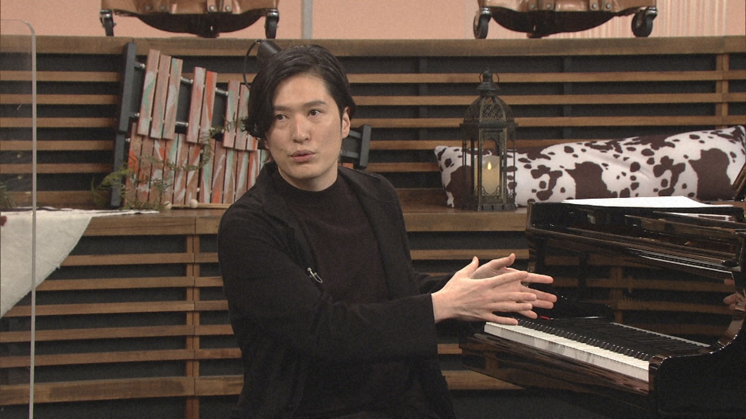 司会の清塚信也。