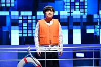 ネタを披露するバカリズム。