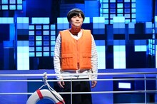 ネタを披露するバカリズム。