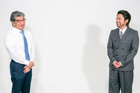 松本人志（左）と山田孝之（右）。