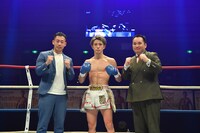 左からミルクボーイ駒場、玖村修平、ミルクボーイ内海。