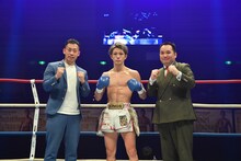 左からミルクボーイ駒場、玖村修平、ミルクボーイ内海。