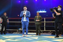 リングアナウンサーを務めたミルクボーイ。