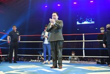 リングアナウンサーを務めたミルクボーイ。