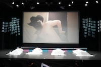 ハリウッドザコシショウ（会場スクリーン）と4人のプレイヤー。