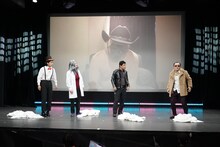 配信イベント「マヂカルクリエイターズ『ハリウッドザコシショウがお笑いデスゲームを始めるよ～！』」に出演した、ハリウッドザコシショウ（スクリーン内）と、プレイヤーの（左から）マヂカルラブリー・野田クリスタル、インポッシブル、ななまがり森下。