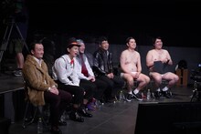 ステージ上の様子を見守る（左から）ななまがり森下、マヂカルラブリー・野田クリスタル、インポッシブル、ななまがり初瀬、マヂカルラブリー村上。