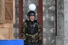 「絶対人間」で元軍人との対戦に臨み、ゲーム用の銃で撃たれないよう特設コースを進んでゴールを目指すパンサー尾形。(c)ABCテレビ