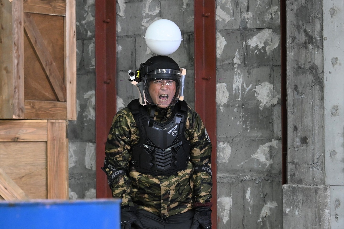 「絶対人間」で元軍人との対戦に臨み、ゲーム用の銃で撃たれないよう特設コースを進んでゴールを目指すパンサー尾形。(c)ABCテレビ