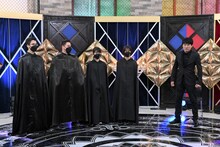 劇団ひとり（右端）と「絶対人間」たち。(c)ABCテレビ