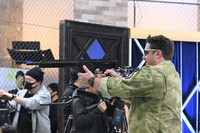 芸能人チームをゲーム用の銃で狙う元軍人。(c)ABCテレビ