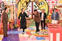 ゲストの杏（左から2人目）とバナナサンドの面々。(c)TBS