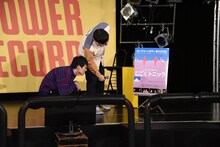 配信開始の数秒前にパネルを確認するロングコートダディ。